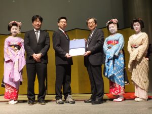 The IEEE CEDA AJJC SASIMI 2016 Young Researcher Award has gone to Hong-Yan Su (National Chiao Tung Univ., Taiwan). (2nd From the left) Dr. Chikaaki Kodama (Secretary of CEDA AJJC), Hong-Yan Su (Winner of SASIMI Young Researcher Award 2016) and Prof. Mineo Kaneko (TPC Chair of SASIMI 2016)