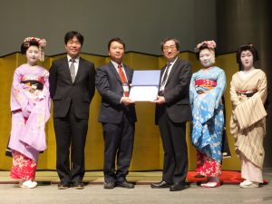 (2nd From the left) Dr. Chikaaki Kodama (Secretary of CEDA AJJC), Hsu-Ping Yang (Winner of SASIMI Young Researcher Award 2016) and Prof. Mineo Kaneko (TPC Chair of SASIMI 2016)