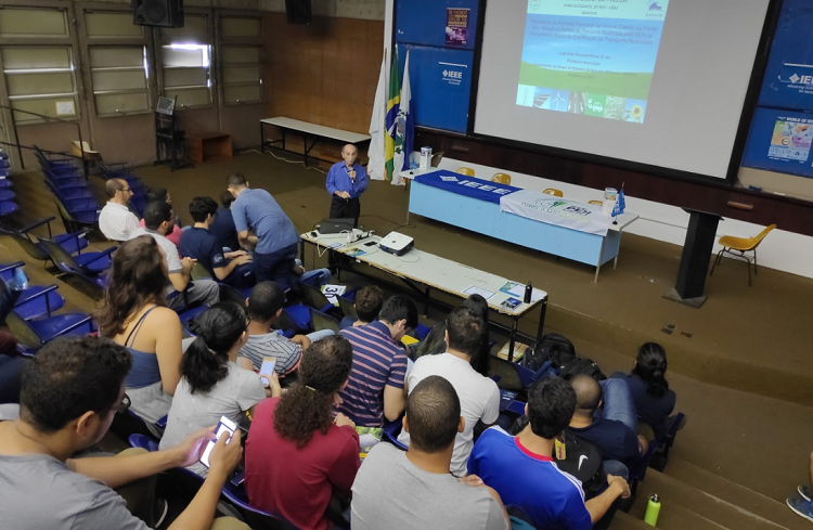 Professor Luiz Artur Pecorelli Peres, coordinator of the Group of Studies of Electric Vehicles (GRUVE), lecturing at PES DAY.
