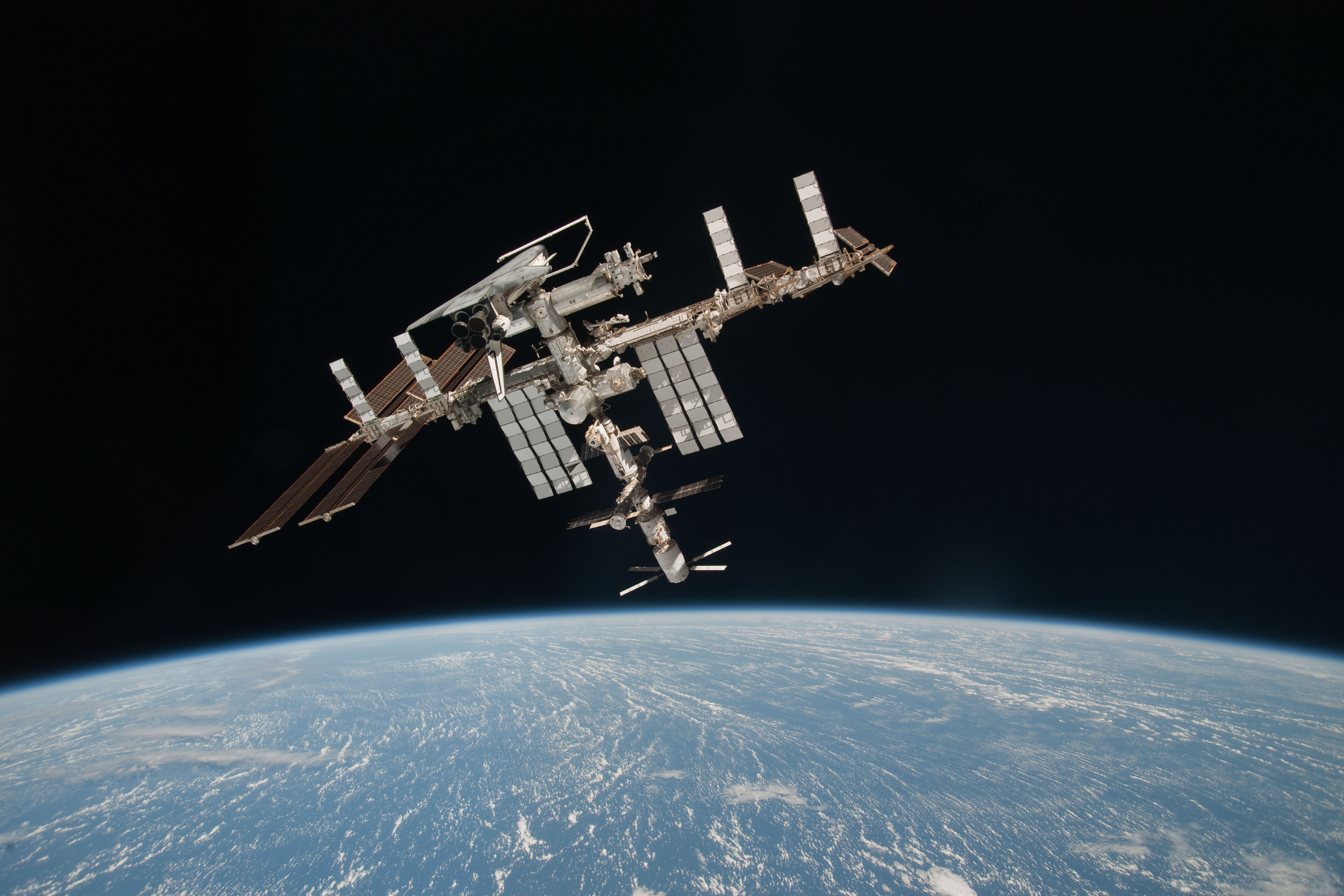 Спутник в реальном времени 2024. Орбитальная станция МКС. Международная орбитальная станция мир. Космический Спутник МКС. Шаттл пристыкованный к МКС.